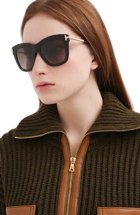 Женские солнцезащитные очки TOM FORD коричневого цвета по цене 36100 руб., арт. TF822 52H | Фото 2 Женские солнцезащитные очки TOM FORD коричневого цвета, арт. TF822 52H | Фото 2