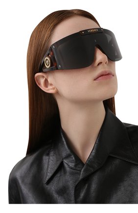 Женские солнцезащитные очки VERSACE коричневого цвета по цене 22900 руб., арт. 4393-52171W | Фото 6 Женские солнцезащитные очки VERSACE коричневого цвета, арт. 4393-52171W | Фото 6
