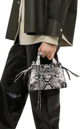 Женская сумка neo classic BALENCIAGA черно-белого цвета по цене 161000 руб., арт. 638524/13B9Y | Фото 2 Женская сумка neo classic BALENCIAGA черно-белого цвета, арт. 638524/13B9Y | Фото 2 (Сумки-технические: Сумки top-handle, Сумки через плечо; Ремень/цепочка: На ремешке; Размер: small; Материал: Натуральная кожа)