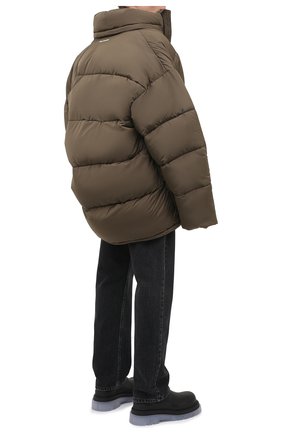 Мужская утепленная куртка BALENCIAGA хаки цвета по цене 222000 руб., арт. 621982/TYD36 | Фото 2 Мужская утепленная куртка BALENCIAGA хаки цвета, арт. 621982/TYD36 | Фото 2 (Материал внешний: Синтетический материал, Вискоза; Кросс-КТ: Куртка; Рукава: Длинные; Длина (верхняя одежда): До середины бедра; Материал подклада: Синтетический материал; Мужское Кросс-КТ: пуховик-короткий; Стили: Минимализм)
