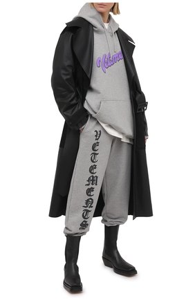 Женский хлопковое худи VETEMENTS серого цвета по цене 79950 руб., арт. UE51TR770G 1604/W | Фото 2 Женский хлопковое худи VETEMENTS серого цвета, арт. UE51TR770G 1604/W | Фото 2