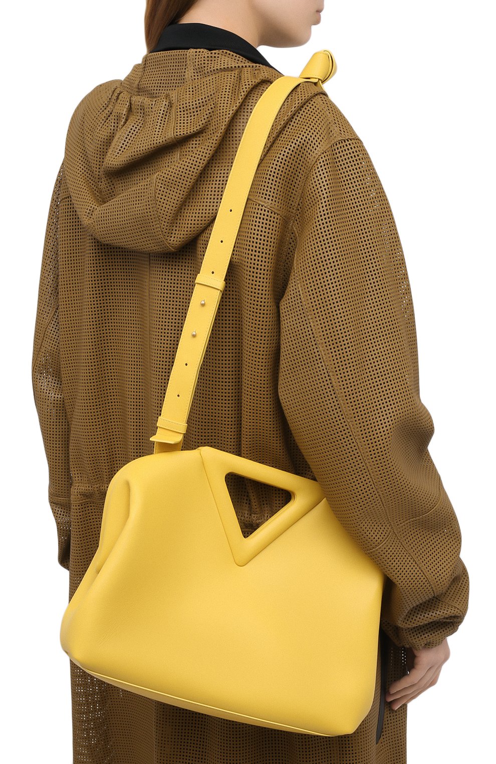 Женская сумка point medium BOTTEGA VENETA желтого цвета по цене 220500 руб., арт. 652446/VCP40 | Фото 5 Женская сумка point medium BOTTEGA VENETA желтого цвета, арт. 652446/VCP40 | Фото 5 (Сумки-технические: Сумки через плечо, Сумки top-handle; Размер: medium; Материал: Натуральная кожа; Ремень/цепочка: На ремешке)