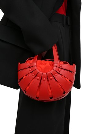 Женская сумка shell small BOTTEGA VENETA красного цвета по цене 165500 руб., арт. 651819/VMAUH | Фото 2 Женская сумка shell small BOTTEGA VENETA красного цвета, арт. 651819/VMAUH | Фото 2 (Материал: Натуральная кожа; Сумки-технические: Сумки через плечо, Сумки top-handle; Ремень/цепочка: На ремешке; Размер: small)