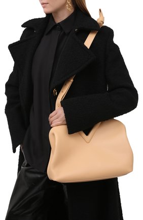 Женская сумка point medium BOTTEGA VENETA бежевого цвета по цене 299500 руб., арт. 652446/VCP40 | Фото 5 Женская сумка point medium BOTTEGA VENETA бежевого цвета, арт. 652446/VCP40 | Фото 5 (Сумки-технические: Сумки через плечо, Сумки top-handle; Размер: medium; Материал: Натуральная кожа; Региональные ограничения белый список (Axapta Mercury): RU; Ремень/цепочка: На ремешке)