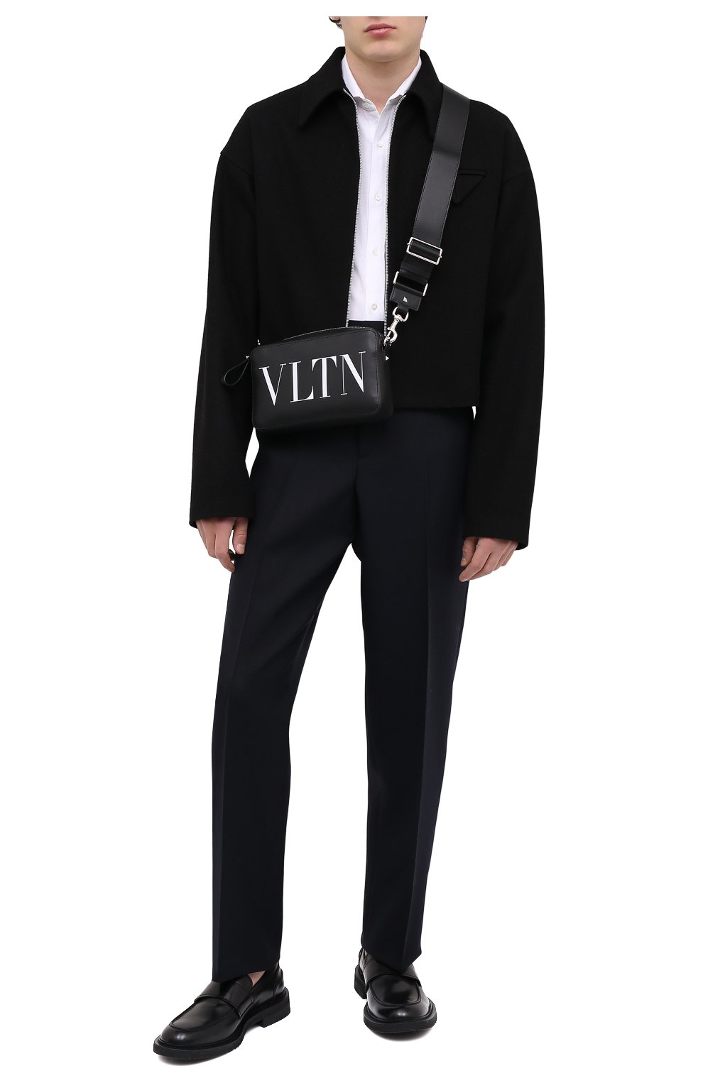 Мужская кожаная сумка vltn VALENTINO черного цвета по цене 69950 руб., арт. VY2B0704/WJW | Фото 2 Мужская кожаная сумка vltn VALENTINO черного цвета, арт. VY2B0704/WJW | Фото 2 (Материал: Натуральная кожа; Ремень/цепочка: На ремешке)