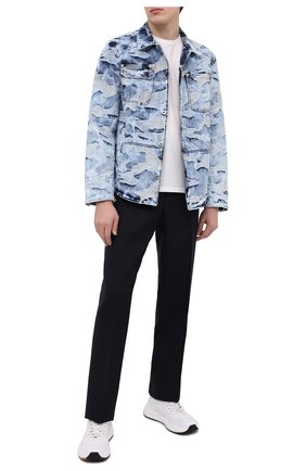 Мужская джинсовая рубашка VALENTINO голубого цвета по цене 93500 руб., арт. VV3DC00P723 | Фото 2 Мужская джинсовая рубашка VALENTINO голубого цвета, арт. VV3DC00P723 | Фото 2 (Манжеты: На пуговицах; Принт: С принтом; Случай: Повседневный; Воротник: Кент; Длина (для топов): Стандартные; Кросс-КТ: Деним; Материал внешний: Хлопок, Деним; Стили: Милитари; Рукава: Длинные)