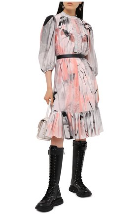Женское шелковое платье ALEXANDER MCQUEEN разноцветного цвета по цене 268000 руб., арт. 651094/QZACI | Фото 2 Женское шелковое платье ALEXANDER MCQUEEN разноцветного цвета, арт. 651094/QZACI | Фото 2 (Женское Кросс-КТ: Платье-одежда; Стили: Бохо; Длина Ж (юбки, платья, шорты): До колена; Случай: Повседневный; Материал внешний: Шелк; Рукава: 3/4; Материал подклада: Синтетический материал; Региональные ограничения белый список (Axapta Mercury): RU)
