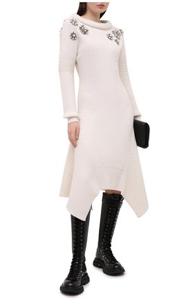 Женское шерстяное платье ALEXANDER MCQUEEN кремвого цвета по цене 329500 руб., арт. 651618/Q1AT0 | Фото 2 Женское шерстяное платье ALEXANDER MCQUEEN кремвого цвета, арт. 651618/Q1AT0 | Фото 2 (Стили: Романтичный; Женское Кросс-КТ: Платье-одежда; Длина Ж (юбки, платья, шорты): Миди; Рукава: Длинные; Случай: Повседневный; Материал внешний: Шерсть; Региональные ограничения белый список (Axapta Mercury): RU; Кросс-КТ: Трикотаж)