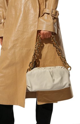Женская сумка chain pouch BOTTEGA VENETA кремвого цвета по цене 390000 руб., арт. 620230/VCP40 | Фото 2 Женская сумка chain pouch BOTTEGA VENETA кремвого цвета, арт. 620230/VCP40 | Фото 2 (Сумки-технические: Сумки через плечо, Сумки top-handle; Размер: medium; Материал: Натуральная кожа; Региональные ограничения белый список (Axapta Mercury): RU)