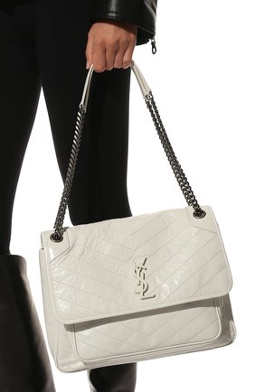 Женская сумка niki large SAINT LAURENT белого цвета по цене 178500 руб., арт. 498883/0EN04 | Фото 2 Женская сумка niki large SAINT LAURENT белого цвета, арт. 498883/0EN04 | Фото 2 (Сумки-технические: Сумки через плечо; Ремень/цепочка: С цепочкой, На ремешке; Материал: Натуральная кожа; Размер: large)