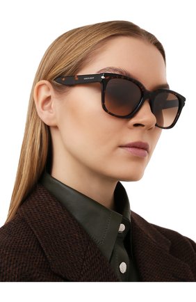 Женские солнцезащитные очки GIORGIO ARMANI коричневого цвета по цене 16200 руб., арт. AR8134 | Фото 2 Женские солнцезащитные очки GIORGIO ARMANI коричневого цвета, арт. AR8134 | Фото 2