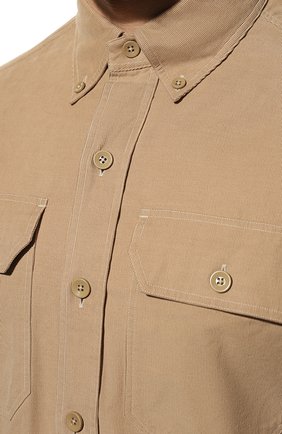 Мужская хлопковая рубашка TOM FORD бежевого цвета, арт. 9FT878/94UDAN | Фото 5 (Манжеты: На пуговицах; Воротник: Button down; Рукава: Длинные; Случай: Повседневный; Длина (для топов): Стандартные; Рубашки М: Slim Fit; Региональные ограничения белый список (Axapta Mercury): RU; Материал внешний: Хлопок; Принт: Однотонные; Стили: Кэжуэл)