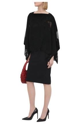 Женская пончо из шерсти и кашемира VALENTINO черного цвета по цене 259000 руб., арт. VB3KUA0167B | Фото 2 Женская пончо из шерсти и кашемира VALENTINO черного цвета, арт. VB3KUA0167B | Фото 2 (Длина (верхняя одежда): Короткие; Материал внешний: Шерсть, Кашемир; Стили: Гламурный)