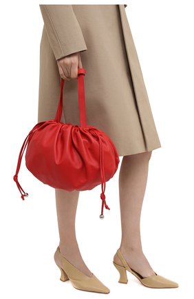 Женская сумка bulb medium BOTTEGA VENETA красного цвета по цене 156500 руб., арт. 651812/VCP40 | Фото 2 Женская сумка bulb medium BOTTEGA VENETA красного цвета, арт. 651812/VCP40 | Фото 2 (Сумки-технические: Сумки top-handle; Размер: medium; Материал: Натуральная кожа)