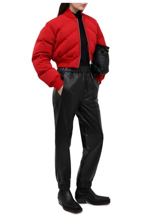 Женский пуховый бомбер BOTTEGA VENETA красного цвета по цене 172500 руб., арт. 652863/V0RR0 | Фото 2 Женский пуховый бомбер BOTTEGA VENETA красного цвета, арт. 652863/V0RR0 | Фото 2 (Материал подклада: Синтетический материал; Рукава: Длинные; Материал внешний: Синтетический материал; Кросс-КТ: Куртка; Материал утеплителя: Пух и перо; Длина (верхняя одежда): Короткие; Стили: Кэжуэл; Женское Кросс-КТ: Пуховик-куртка)