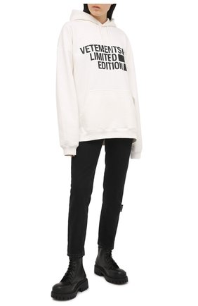 Женский хлопковое худи VETEMENTS белого цвета по цене 72050 руб., арт. UE51TR820W 1604/W | Фото 2 Женский хлопковое худи VETEMENTS белого цвета, арт. UE51TR820W 1604/W | Фото 2