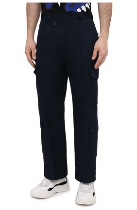 Мужские хлопковые брюки-карго KENZO темно-синего цвета, арт. FB55PA3349CT | Фото 3 (Силуэт М (брюки): Карго; Длина (брюки, джинсы): Стандартные; Случай: Повседневный; Стили: Гранж; Материал внешний: Хлопок)