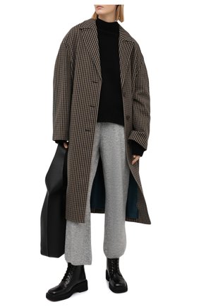 Женские брюки NANUSHKA серого цвета по цене 34750 руб., арт. NEA_HEATHER GREY_FLUFFY KNIT | Фото 2 Женские брюки NANUSHKA серого цвета, арт. NEA_HEATHER GREY_FLUFFY KNIT | Фото 2