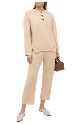Женские брюки NANUSHKA бежевого цвета по цене 32850 руб., арт. NEA_CREME_FLUFFY KNIT | Фото 2 Женские брюки NANUSHKA бежевого цвета, арт. NEA_CREME_FLUFFY KNIT | Фото 2 (Силуэт Ж (брюки и джинсы): Прямые; Материал внешний: Синтетический материал; Стили: Кэжуэл; Кросс-КТ: Трикотаж; Длина (брюки, джинсы): Укороченные; Женское Кросс-КТ: Брюки-одежда)
