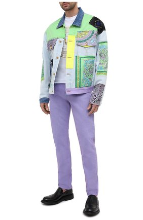 Мужская джинсовая куртка VERSACE разноцветного цвета по цене 299500 руб., арт. A88559/1F00408 | Фото 2 Мужская джинсовая куртка VERSACE разноцветного цвета, арт. A88559/1F00408 | Фото 2 (Кросс-КТ: Деним, Куртка; Материал внешний: Хлопок, Деним; Стили: Гранж; Длина (верхняя одежда): Короткие; Рукава: Длинные)