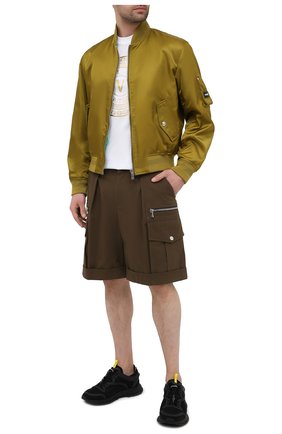 Мужские хлопковые шорты BALMAIN хаки цвета по цене 96700 руб., арт. VH1PB001/C210 | Фото 2 Мужские хлопковые шорты BALMAIN хаки цвета, арт. VH1PB001/C210 | Фото 2 (Принт: Без принта; Материал внешний: Хлопок; Мужское Кросс-КТ: Шорты-одежда; Стили: Кэжуэл; Длина Шорты М: Ниже колена; Силуэт М (брюки): Карго; Случай: Повседневный)