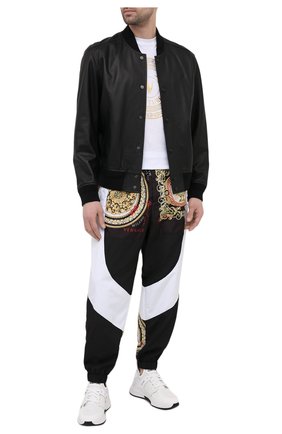 Мужские джоггеры VERSACE черно-белого цвета по цене 68700 руб., арт. A88539/1F00613 | Фото 2 Мужские джоггеры VERSACE черно-белого цвета, арт. A88539/1F00613 | Фото 2
