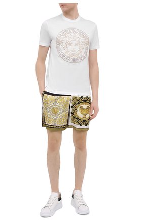 Мужские шелковые шорты VERSACE золотого цвета по цене 73600 руб., арт. A84097/1F00719 | Фото 2 Мужские шелковые шорты VERSACE золотого цвета, арт. A84097/1F00719 | Фото 2