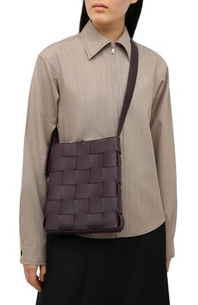 Женская сумка cassette messenger BOTTEGA VENETA фиолетового цвета по цене 147500 руб., арт. 649601/VMAY1 | Фото 2 Женская сумка cassette messenger BOTTEGA VENETA фиолетового цвета, арт. 649601/VMAY1 | Фото 2 (Размер: medium; Сумки-технические: Сумки через плечо; Материал: Натуральная кожа; Ремень/цепочка: На ремешке)