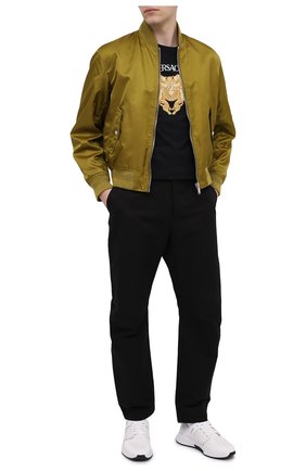 Мужская хлопковая футболка VERSACE черного цвета по цене 42600 руб., арт. A88444/A237441 | Фото 2 Мужская хлопковая футболка VERSACE черного цвета, арт. A88444/A237441 | Фото 2 (Материал внешний: Хлопок; Длина (для топов): Стандартные; Рукава: Короткие; Принт: С принтом; Стили: Кэжуэл)
