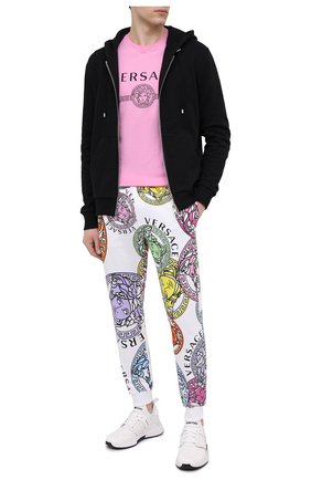 Мужская хлопковая футболка VERSACE розового цвета по цене 23850 руб., арт. A87573/A228806 | Фото 2 Мужская хлопковая футболка VERSACE розового цвета, арт. A87573/A228806 | Фото 2
