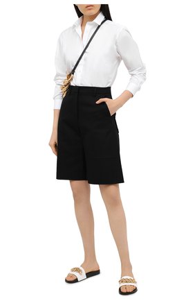 Женские кожаные шлепанцы VERSACE белого цвета по цене 41350 руб., арт. DST578C/DV46G | Фото 2 Женские кожаные шлепанцы VERSACE белого цвета, арт. DST578C/DV46G | Фото 2