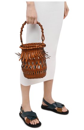 Женская сумка bucket fringes LOEWE светло-коричневого цвета по цене 193500 руб., арт. 340.80.W68 | Фото 2 Женская сумка bucket fringes LOEWE светло-коричневого цвета, арт. 340.80.W68 | Фото 2 (Сумки-технические: Сумки через плечо, Сумки top-handle; Материал: Натуральная кожа; Ремень/цепочка: На ремешке; Размер: small)