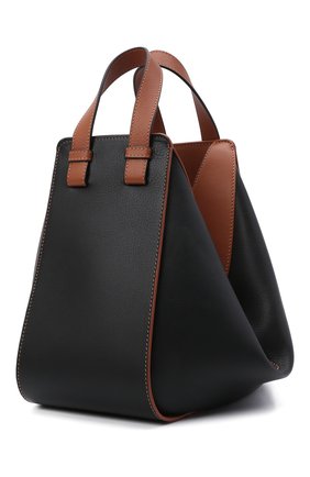 Женская сумка hammock small LOEWE черного цвета по цене 178500 руб., арт. A538S35X04 | Фото 4 Женская сумка hammock small LOEWE черного цвета, арт. A538S35X04 | Фото 4 (Сумки-технические: Сумки через плечо, Сумки top-handle; Материал: Натуральная кожа; Ремень/цепочка: На ремешке; Размер: small)