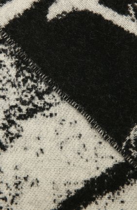 Мужской шерстяной шарф ALEXANDER MCQUEEN черно-белого цвета, арт. 633216/4200Q | Фото 2 (Материал: Шерсть, Текстиль; Кросс-КТ: шерсть)