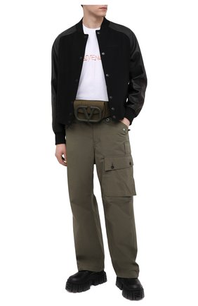 Мужская поясная сумка vlogo signature urban VALENTINO хаки цвета по цене 89950 руб., арт. VY2B0A17/DZK | Фото 2 Мужская поясная сумка vlogo signature urban VALENTINO хаки цвета, арт. VY2B0A17/DZK | Фото 2 (Случай: Повседневный; Региональные ограничения белый список (Axapta Mercury): RU; Размер: mini; Ремень/цепочка: На ремешке; Материал: Текстиль)
