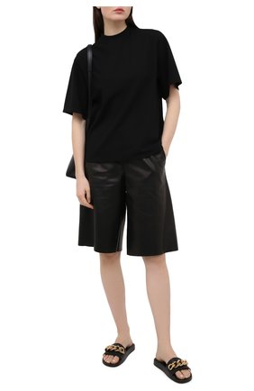 Женские кожаные шлепанцы VERSACE черного цвета по цене 39100 руб., арт. DST578C/DV46G | Фото 2 Женские кожаные шлепанцы VERSACE черного цвета, арт. DST578C/DV46G | Фото 2 (Подошва: Платформа)