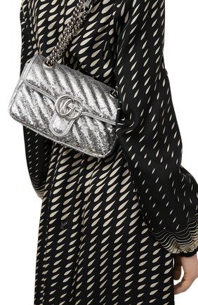 Женская сумка gg marmont 2.0 mini GUCCI серебряного цвета по цене 191000 руб., арт. 446744/9SYXP | Фото 2 Женская сумка gg marmont 2.0 mini GUCCI серебряного цвета, арт. 446744/9SYXP | Фото 2 (Ремень/цепочка: С цепочкой, На ремешке; Материал: Текстиль; Размер: mini; Сумки-технические: Сумки через плечо; Женское Кросс-КТ: Вечерняя сумка)