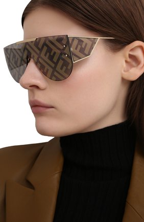 Женские солнцезащитные очки FENDI золотого цвета по цене 29950 руб., арт. M0093 J5G | Фото 2 Женские солнцезащитные очки FENDI золотого цвета, арт. M0093 J5G | Фото 2