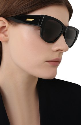 Женские солнцезащитные очки BOTTEGA VENETA черного цвета по цене 29200 руб., арт. BV1026S 001 | Фото 2 Женские солнцезащитные очки BOTTEGA VENETA черного цвета, арт. BV1026S 001 | Фото 2