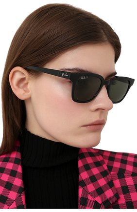 Женские солнцезащитные очки RAY-BAN черного цвета по цене 13300 руб., арт. 4323-601/9A | Фото 2 Женские солнцезащитные очки RAY-BAN черного цвета, арт. 4323-601/9A | Фото 2