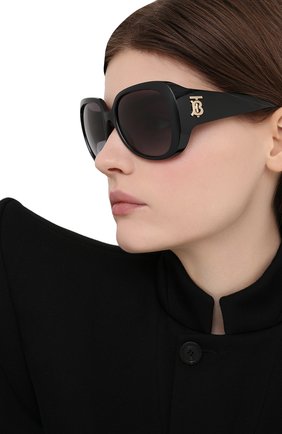 Женские солнцезащитные очки BURBERRY черного цвета по цене 18000 руб., арт. 4303-30018G | Фото 2 Женские солнцезащитные очки BURBERRY черного цвета, арт. 4303-30018G | Фото 2