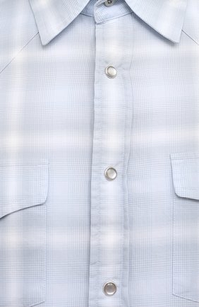 Мужская хлопковая рубашка TOM FORD светло-голубого цвета, арт. 9FT113/94MEKI | Фото 5 (Принт: Клетка; Воротник: Кент; Рукава: Длинные; Манжеты: На кнопках; Случай: Повседневный; Длина (для топов): Стандартные; Рубашки М: Slim Fit; Региональные ограничения белый список (Axapta Mercury): RU; Материал внешний: Хлопок; Стили: Кэжуэл)