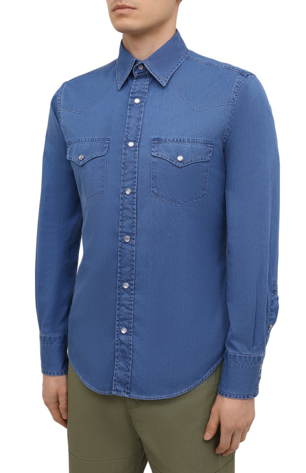 Мужская джинсовая рубашка TOM FORD синего цвета, арт. 9FT460/94MEKI | Фото 3 (Воротник: Кент; Рукава: Длинные; Манжеты: На кнопках; Кросс-КТ: Деним; Случай: Повседневный; Длина (для топов): Стандартные; Рубашки М: Slim Fit; Региональные ограничения белый список (Axapta Mercury): RU; Материал внешний: Хлопок, Деним; Принт: Однотонные; Стили: Кэжуэл)