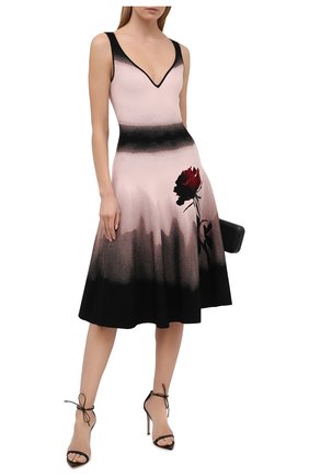Женское платье из вискозы ALEXANDER MCQUEEN разноцветного цвета по цене 231500 руб., арт. 650286/Q1ASJ | Фото 2 Женское платье из вискозы ALEXANDER MCQUEEN разноцветного цвета, арт. 650286/Q1ASJ | Фото 2 (Длина Ж (юбки, платья, шорты): Миди; Материал внешний: Вискоза; Женское Кросс-КТ: Платье-одежда; Рукава: Без рукавов; Стили: Романтичный; Случай: Коктейльный; Региональные ограничения белый список (Axapta Mercury): RU)