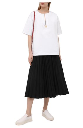 Женская хлопковая футболка VALENTINO белого цвета по цене 83900 руб., арт. VB3MG11T69W | Фото 2 Женская хлопковая футболка VALENTINO белого цвета, арт. VB3MG11T69W | Фото 2
