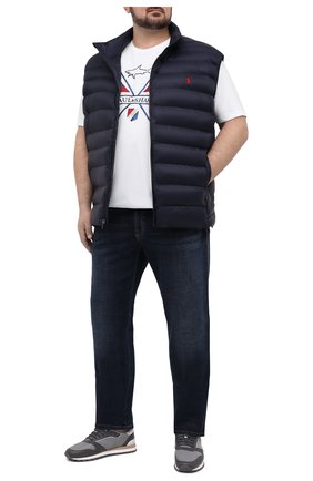Мужской утепленный жилет POLO RALPH LAUREN темно-синего цвета по цене 31400 руб., арт. 711810898/PRL BS | Фото 2 Мужской утепленный жилет POLO RALPH LAUREN темно-синего цвета, арт. 711810898/PRL BS | Фото 2 (Материал внешний: Синтетический материал; Кросс-КТ: Куртка, Пуховик; Материал подклада: Синтетический материал; Big sizes: Big Sizes; Длина (верхняя одежда): Короткие; Стили: Кэжуэл)