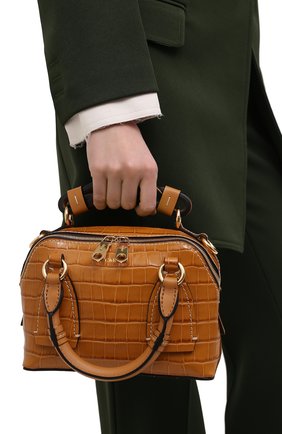 Женская сумка daria small CHLOÉ коричневого цвета по цене 152000 руб., арт. CHC21SS361D87 | Фото 2 Женская сумка daria small CHLOÉ коричневого цвета, арт. CHC21SS361D87 | Фото 2