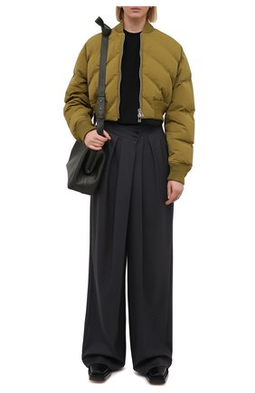 Женский пуховый бомбер BOTTEGA VENETA хаки цвета по цене 172500 руб., арт. 652863/V0RR0 | Фото 2 Женский пуховый бомбер BOTTEGA VENETA хаки цвета, арт. 652863/V0RR0 | Фото 2 (Длина (верхняя одежда): Короткие; Материал подклада: Синтетический материал; Материал внешний: Синтетический материал; Стили: Кэжуэл; Рукава: Длинные; Материал утеплителя: Пух и перо)