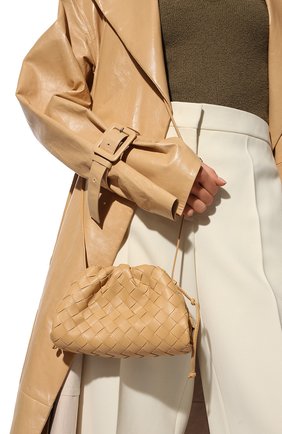 Женский клатч pouch mini BOTTEGA VENETA бежевого цвета по цене 139000 руб., арт. 585852/VCPP1 | Фото 2 Женский клатч pouch mini BOTTEGA VENETA бежевого цвета, арт. 585852/VCPP1 | Фото 2 (Ремень/цепочка: На ремешке; Материал: Натуральная кожа; Женское Кросс-КТ: Клатч-клатчи; Размер: mini)