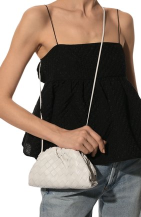 Женский клатч pouch mini BOTTEGA VENETA белого цвета по цене 139000 руб., арт. 585852/VCPP1 | Фото 2 Женский клатч pouch mini BOTTEGA VENETA белого цвета, арт. 585852/VCPP1 | Фото 2 (Ремень/цепочка: На ремешке; Женское Кросс-КТ: Клатч-клатчи; Материал: Натуральная кожа; Размер: mini)